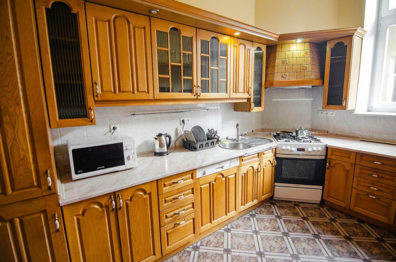 Friends Hostel Lviv Rustaveli Str Bagian luar foto