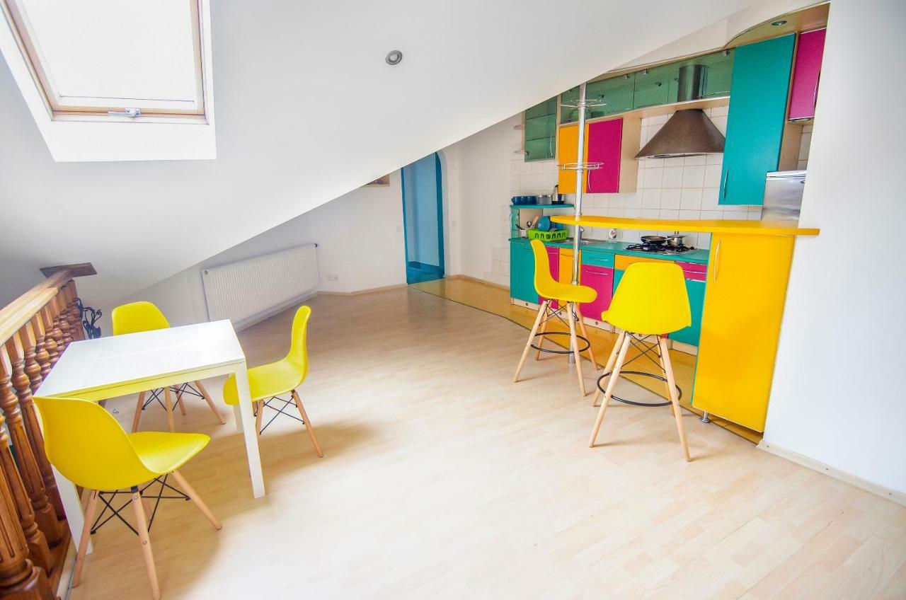 Friends Hostel Lviv Rustaveli Str Bagian luar foto