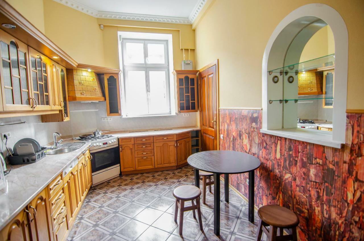 Friends Hostel Lviv Rustaveli Str Bagian luar foto