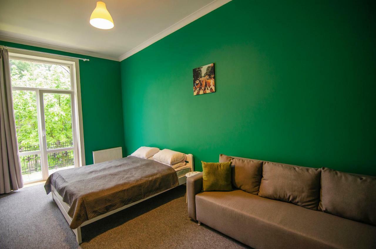 Friends Hostel Lviv Rustaveli Str Bagian luar foto