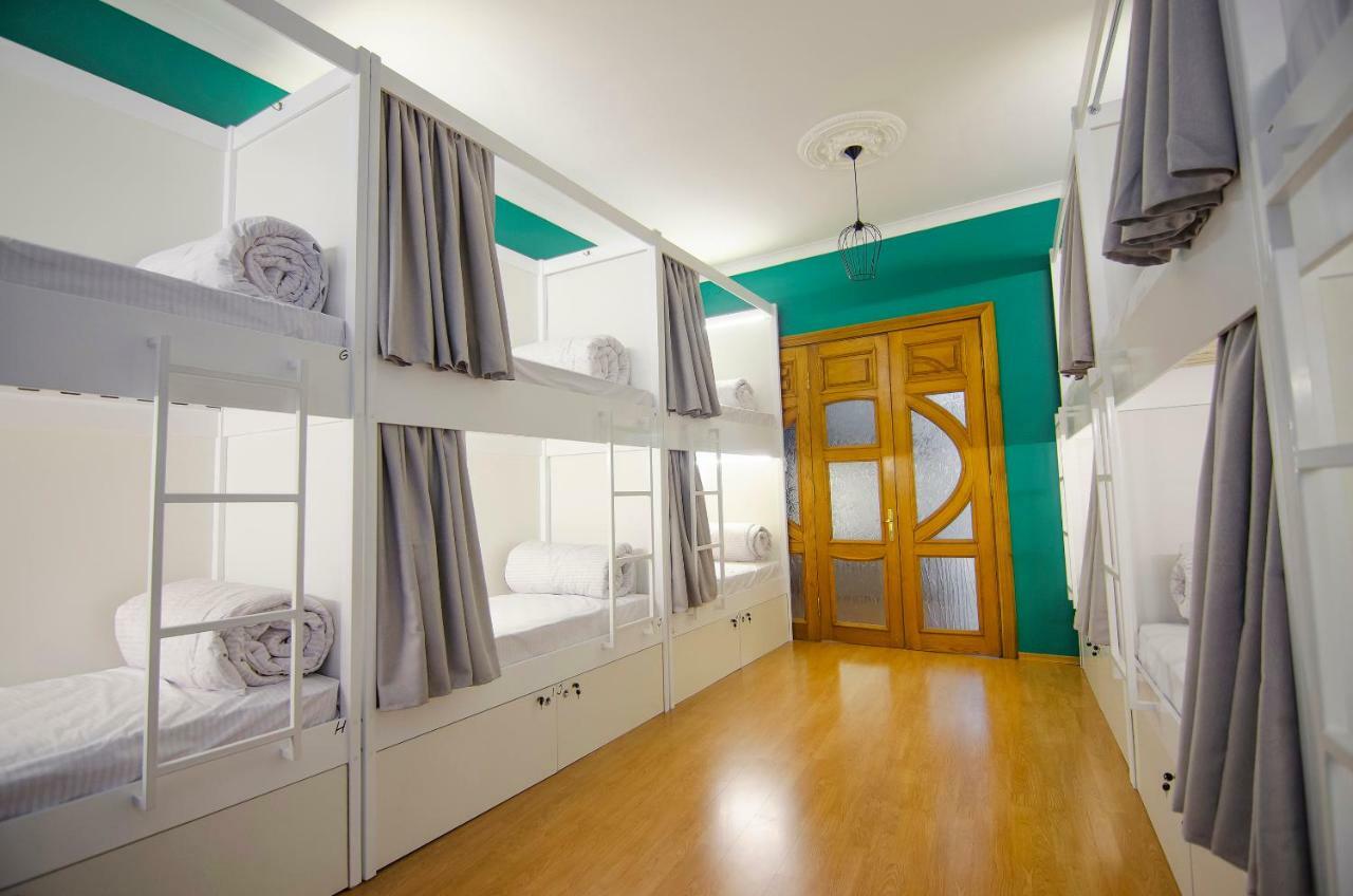 Friends Hostel Lviv Rustaveli Str Bagian luar foto