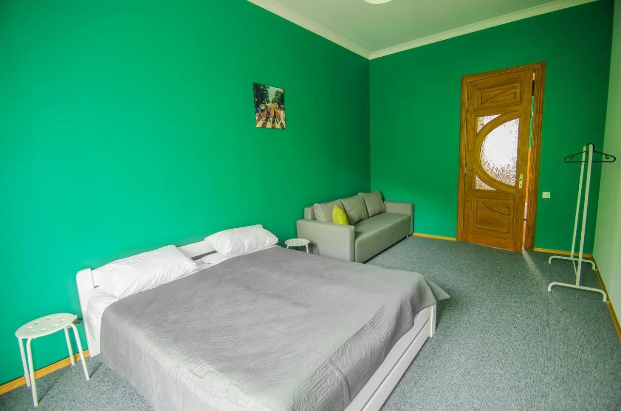 Friends Hostel Lviv Rustaveli Str Bagian luar foto