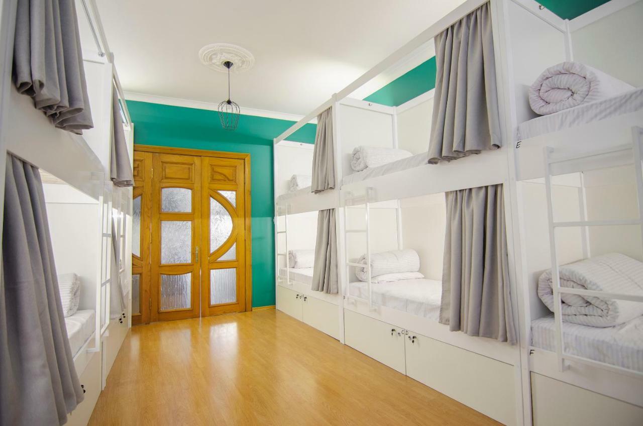 Friends Hostel Lviv Rustaveli Str Bagian luar foto