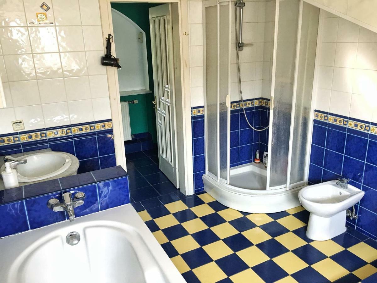 Friends Hostel Lviv Rustaveli Str Bagian luar foto