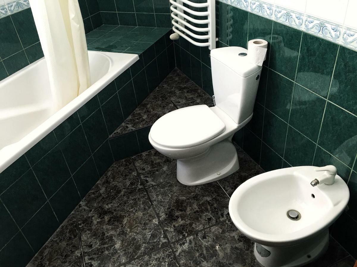 Friends Hostel Lviv Rustaveli Str Bagian luar foto