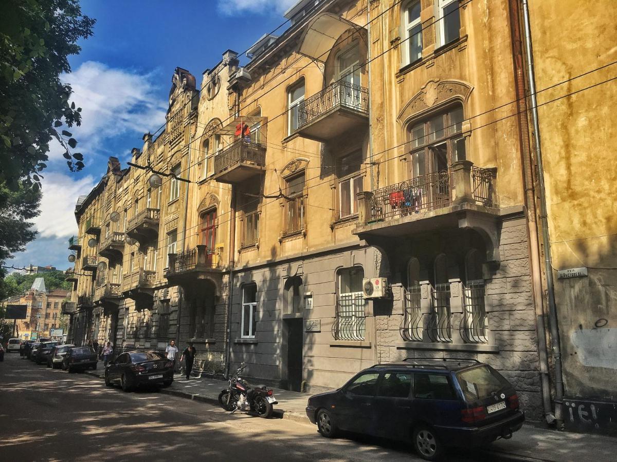 Friends Hostel Lviv Rustaveli Str Bagian luar foto